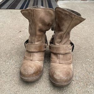 Steve Madden booties in light brown leather